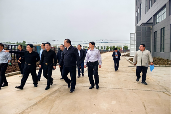 六安市委常委、市政府党组副书记、常务副市长刘洪洁到安徽兴宝羽绒科技有限公司视察、参观指导工作。