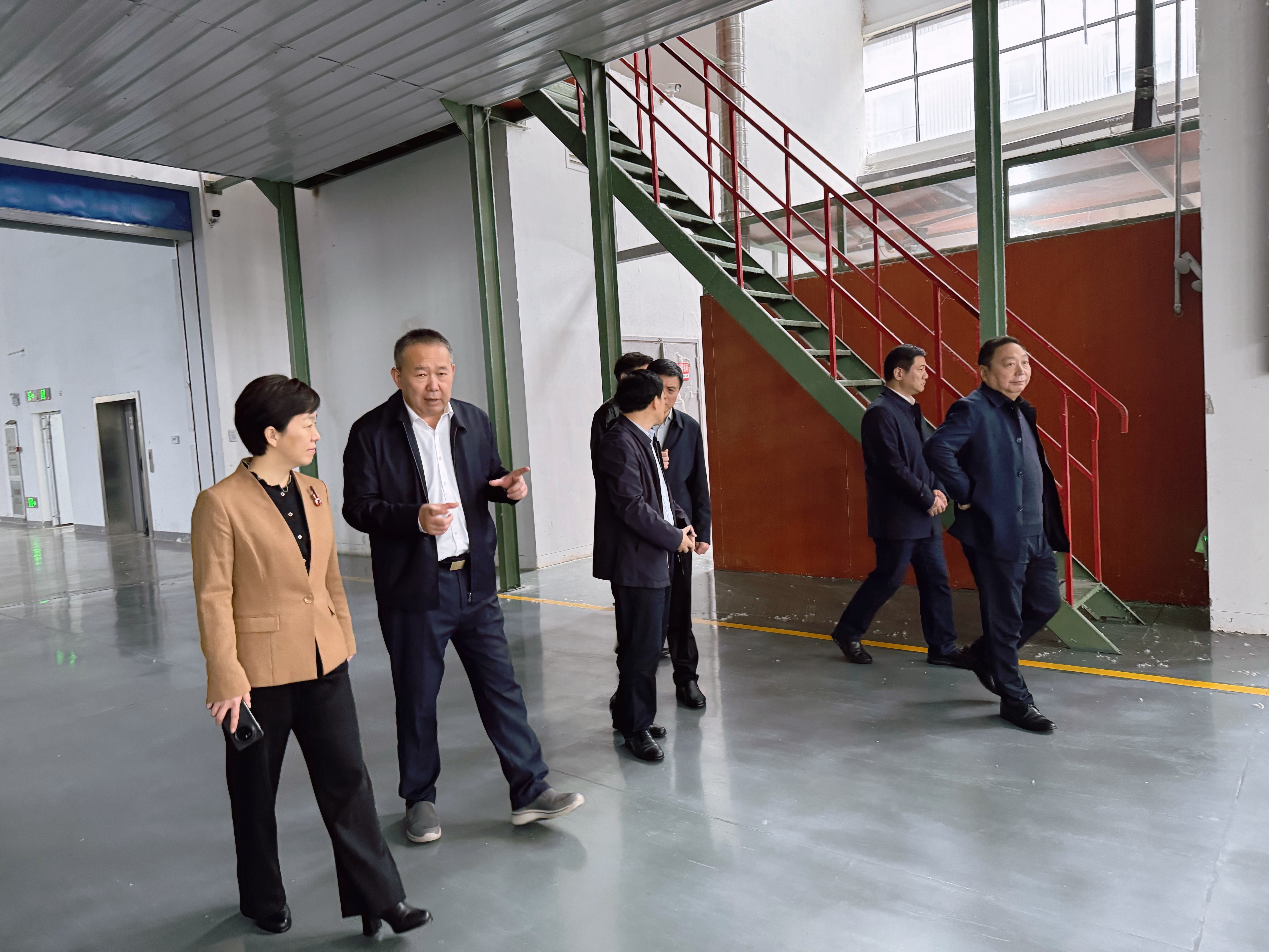 2025.11.7日，六安市市委常委、常务副市长、市政府党组副书记孔祥永一行到兴宝羽绒考察、指导工作。